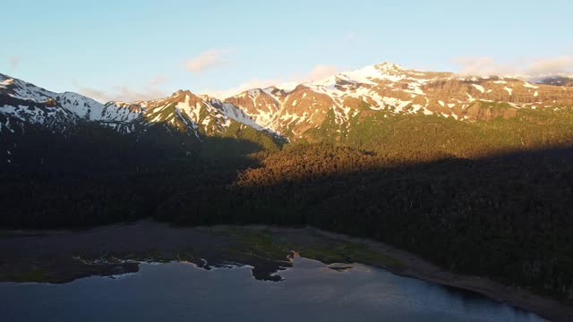康吉里奥国家公园日落时的湖泊和雪山视频素材