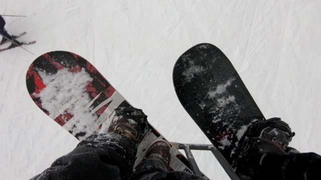 一把升降椅上放着两块滑雪板视频下载