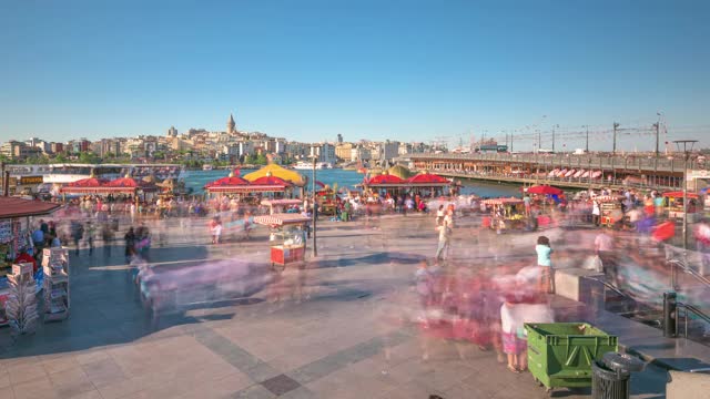 伊斯坦布尔，人群聚集在米诺努广场视频下载