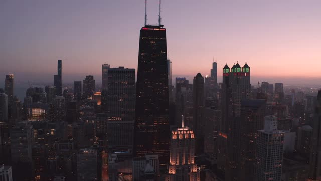 空中拍摄的芝加哥在黄昏- 4K视频下载