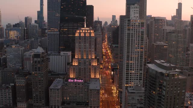 航空拍摄的壮丽英里在黄昏-芝加哥视频下载