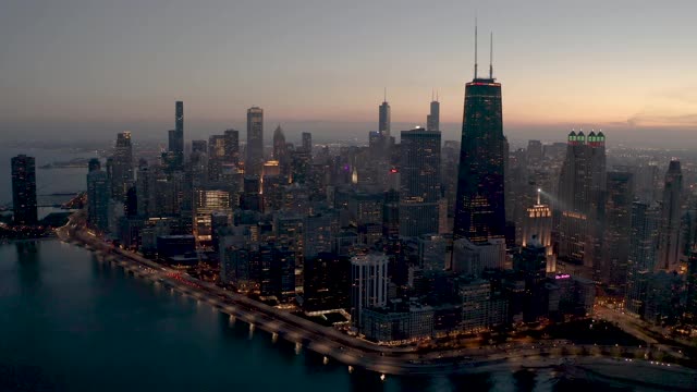 戏剧性的鸟瞰图芝加哥湖滨大道城市景观视频下载