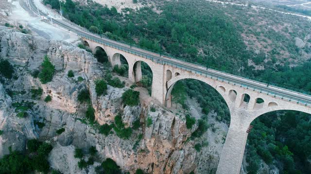 鸟瞰图大德国铁路高架桥在阿达纳，土耳其- 4K无人机视频视频下载