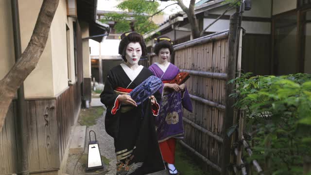 两个艺妓一起走在京都祗园狭窄的街道上——第二部分的第一部分视频下载