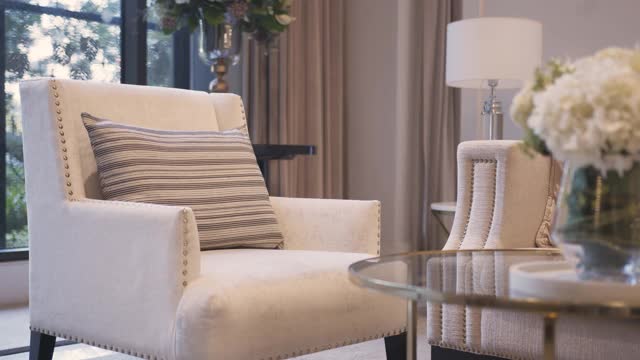 摄影近距离拍摄正式的扶手椅米色面料家装室内装饰设计理念视频素材