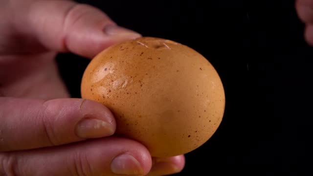 厨师拿出一个破了的生鸡蛋。视频素材