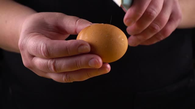 厨师拿出一个破了的生鸡蛋。视频素材
