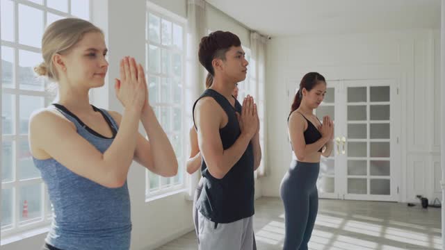 一群年轻的多元化人士一起练习瑜伽视频素材