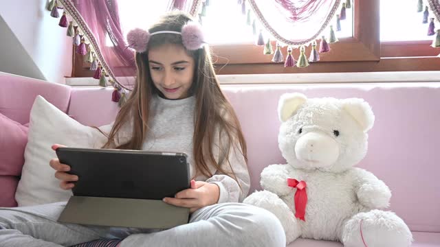 小女孩在家里用平板电脑视频素材