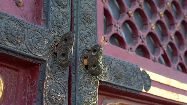 这是紫禁城内部古门的特写镜头，紫禁城是中国古代皇帝的宫殿视频下载