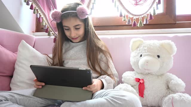 小女孩在家里用平板电脑视频素材