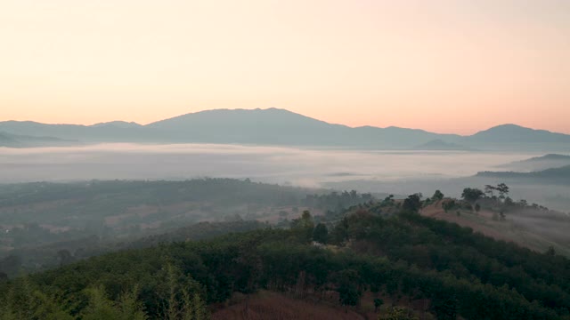 冬季旅游季节，美丽的风景与雾山在云来视点，派，湄洪松附近清迈，泰国视频素材