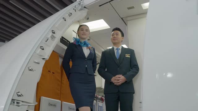 友好的乘务员欢迎乘客进入飞机视频素材