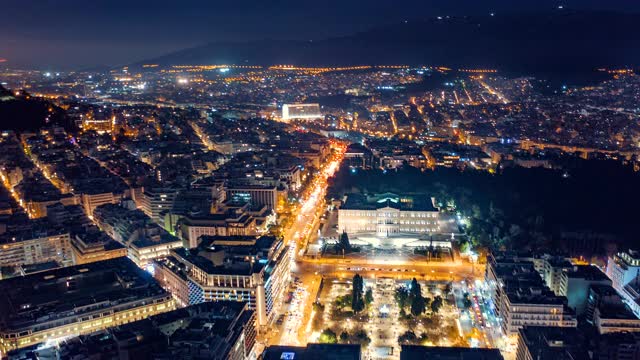 4K全空中夜间延时(hyperlapse)，雅典市中心，宪法广场，卫城和主要地标视频下载