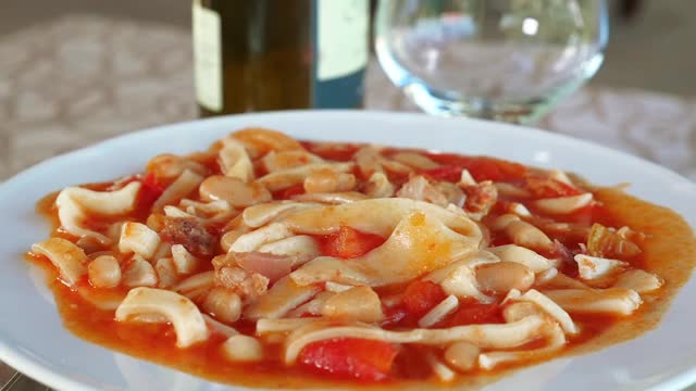 传统的意大利地方美食:自制的意大利面和豆子。视频素材