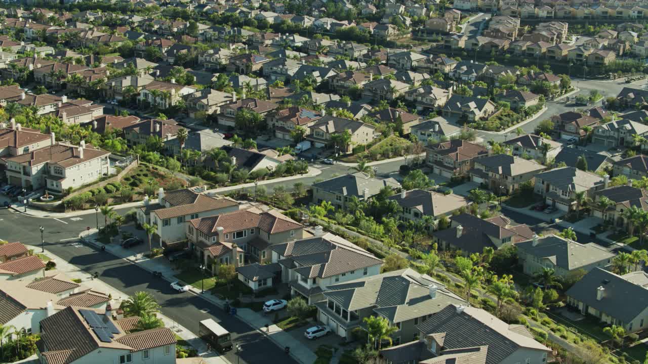 无人机向后降落拍摄南加州郊区住宅视频素材