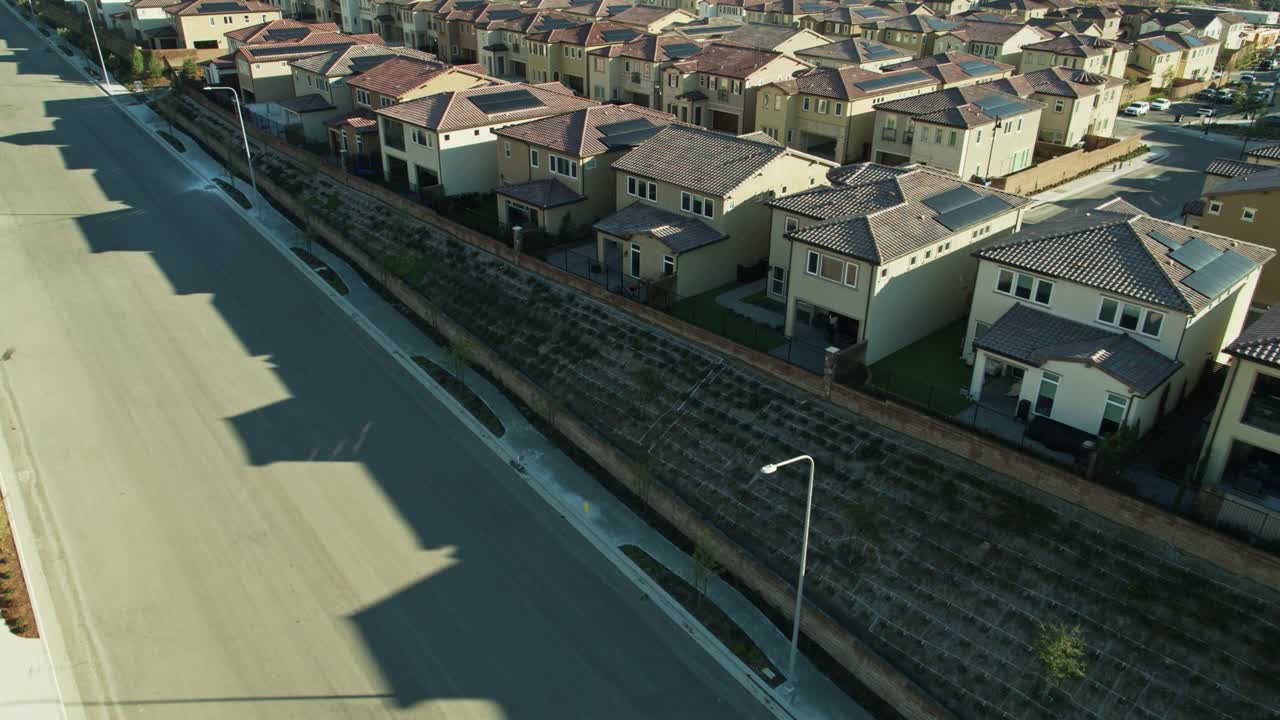 无人机在围墙郊区发展的边缘飞行视频素材