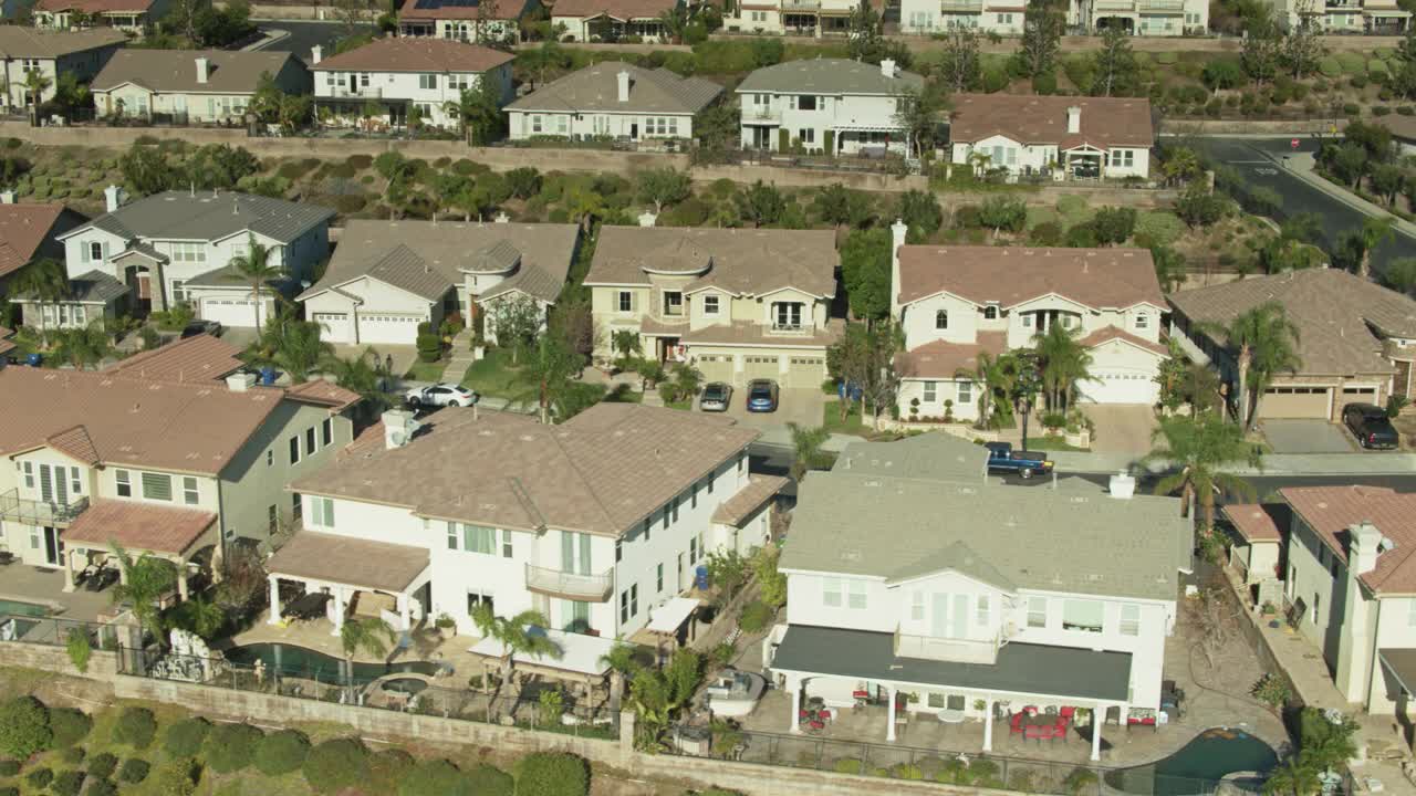 郊区住宅和后院游泳池-架空视频素材