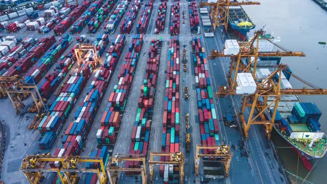 无人机pov全球经济的概念，投资和金融背景的物流和运输的集装箱货船和货物与工作起重机桥在泰国曼谷的船厂视频下载