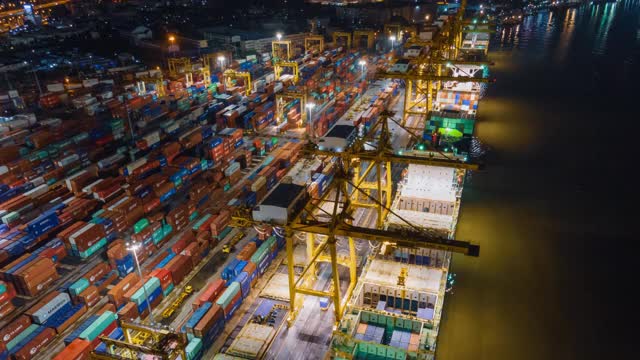 航空时间推移的超延时视图商业港口与岸起重机装载集装箱货轮在曼谷，泰国，亚洲，东南亚视频素材