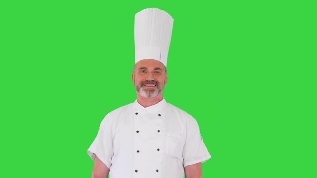 专业厨师在绿屏上对着镜头做欢迎手势视频下载