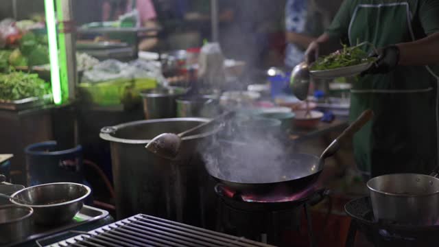 厨师用火锅手工烹饪，街头小吃视频下载