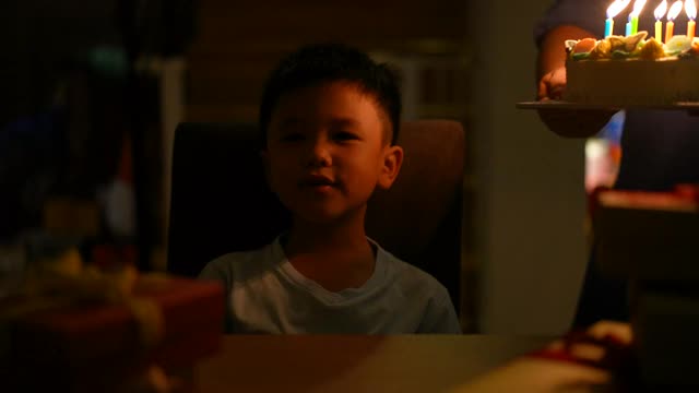 拿着生日蛋糕的亚洲小孩。庆祝和快乐的概念视频素材