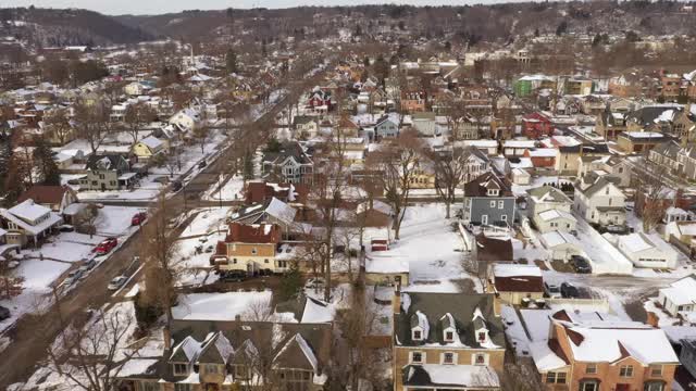 冬季空中高轮廓新英格兰小镇视频素材