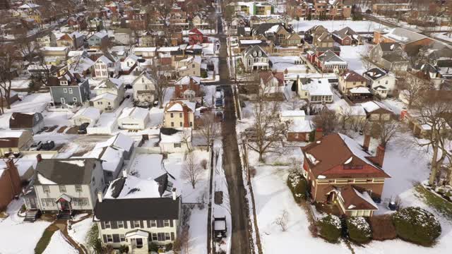 冬季航拍新英格兰小镇的剖面图视频素材