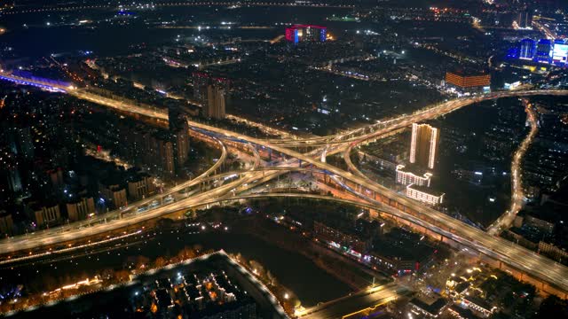无人机视角的城市交通立交桥在晚上视频素材
