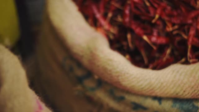 印度喀拉拉邦科钦的一个麻袋里装着干红辣椒视频下载