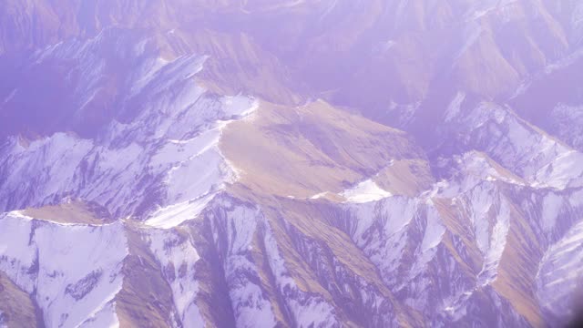 飞机飞越阿尔卑斯山雪山的山峰视频素材