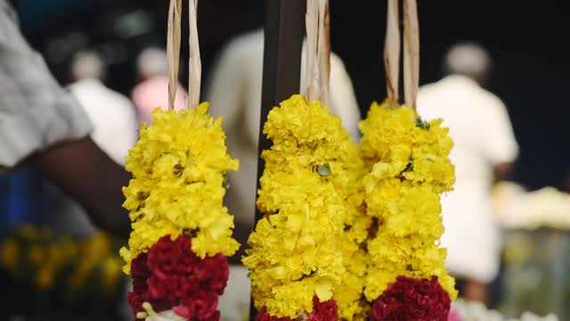 近距离拍摄的彩色传统庆祝花项链，Munnar，印度视频下载