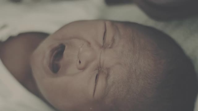 新生的婴儿哭视频素材
