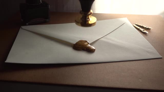 为封上一封安全的信而打腊的慢动作。秘密对话的概念送过去。18世纪的邮寄技术。视频素材
