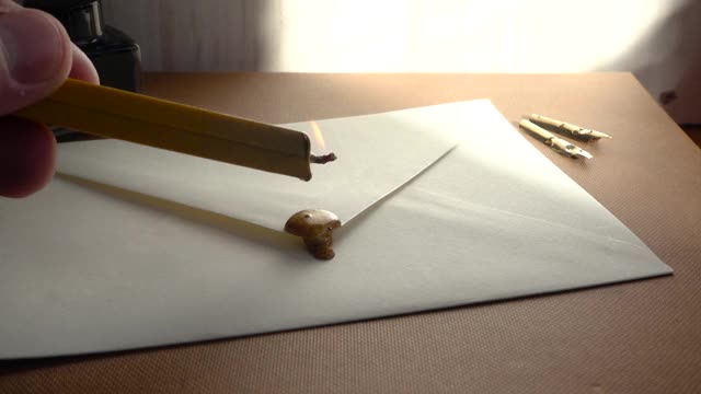 熔化蜡封安全信件。秘密对话的概念送过去。18世纪的邮寄技术。视频素材