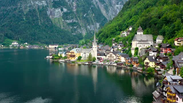 鸟瞰图的奥地利山村哈尔斯塔特和哈尔斯塔特湖。美丽的夏天。Salzkammergut,奥地利。奥地利萨尔兹卡默古特哈尔斯塔特村。视频素材