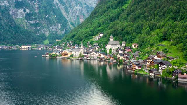 鸟瞰图的奥地利山村哈尔斯塔特和哈尔斯塔特湖。美丽的夏天。Salzkammergut,奥地利。奥地利萨尔兹卡默古特哈尔斯塔特村。视频素材