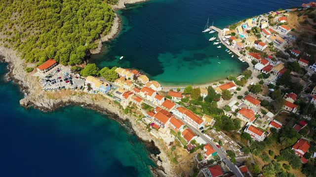 无人机拍摄希腊爱奥尼亚塞法洛尼亚岛传统渔村阿索斯美丽如画的视频。希腊塞弗隆尼亚(凯法隆尼亚)的阿索斯半岛视频素材