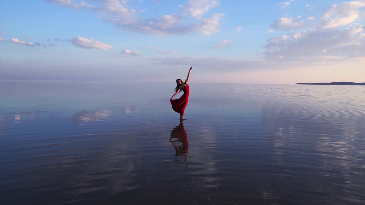 芭蕾舞演员在湖面上跳舞视频下载