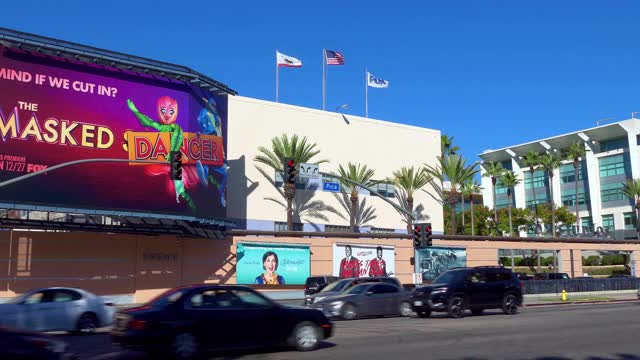 福克斯电影电影制片厂的电影娱乐广告牌在世纪城，洛杉矶，加利福尼亚州，4K视频素材