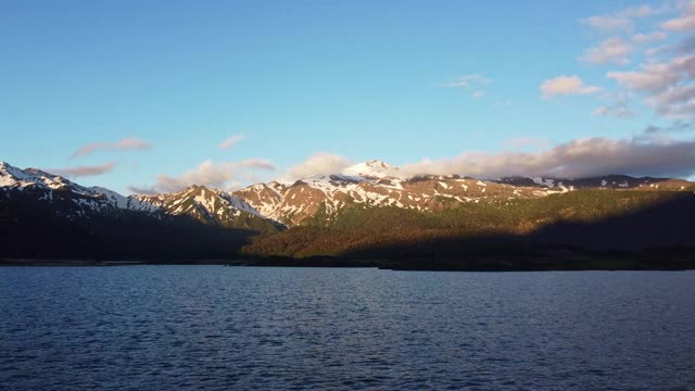康吉里奥国家公园日落时的湖泊和雪山视频素材
