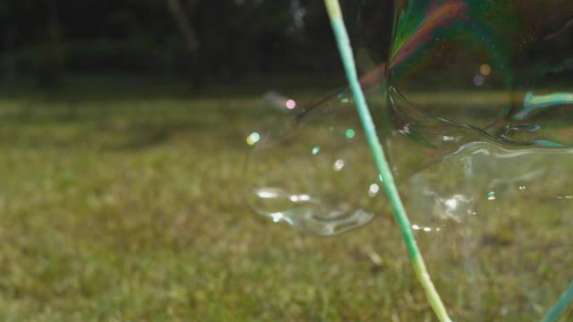 一个气泡形成和破裂的特写镜头，以超慢的动作视频素材