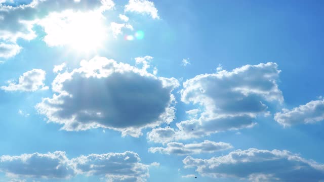 太阳照在多云的天空上视频素材