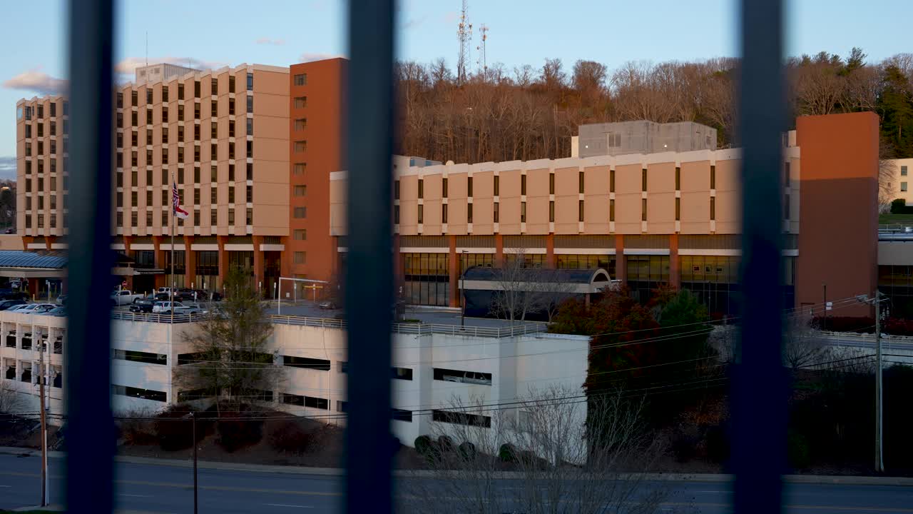 宽阔的摄影车拍摄的是建在三层停车场上的医院视频下载