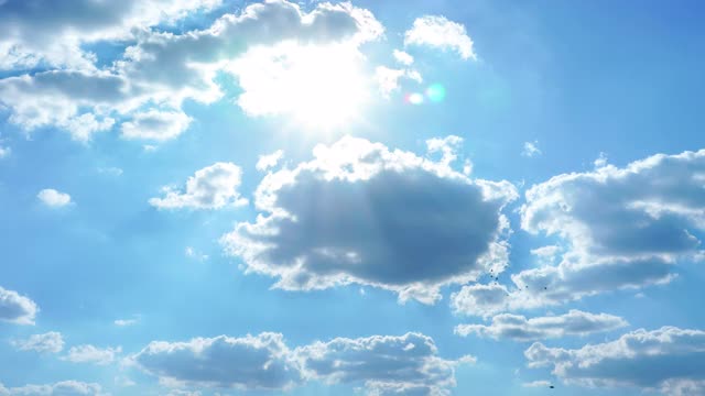 太阳照在多云的天空上视频素材