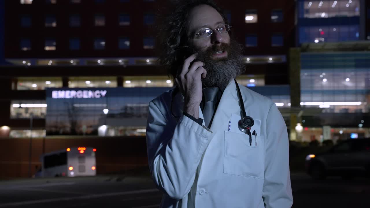 男医生晚上在医院外面打电话视频下载