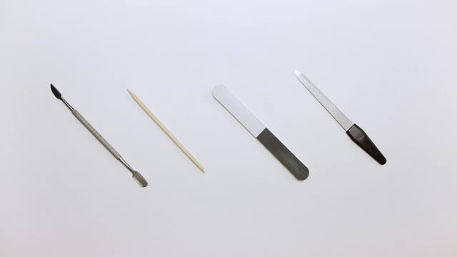 刨丝器，指甲锉，木棍和提取器被动画从桌子中移除。视频素材