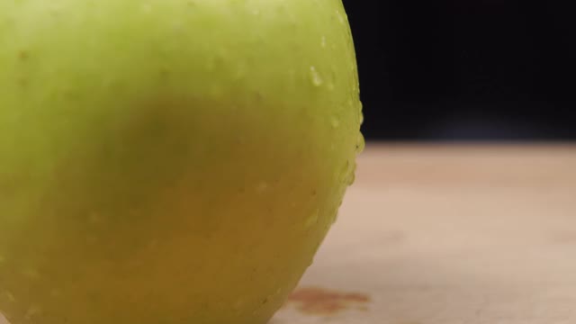 在木板上把青苹果切成两半视频素材