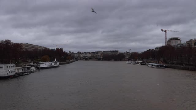冬天巴黎的塞纳河视频素材